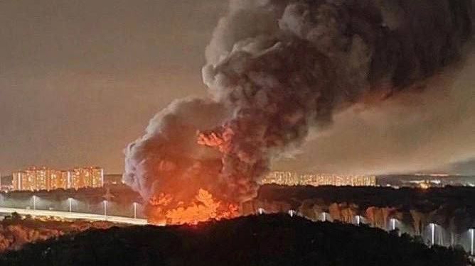 U Moskvy vypukl mohutný požár, letiště Vnukovo bylo uzavřeno